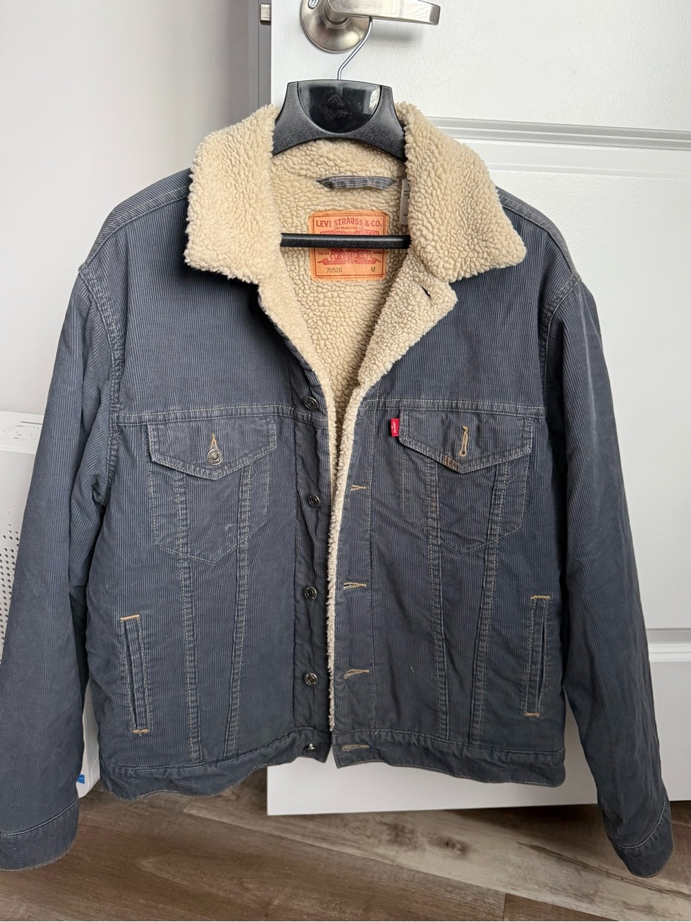 Levi's Men's Sherpa-Lined Trucker Jacket in Charcoal with Cream Collar